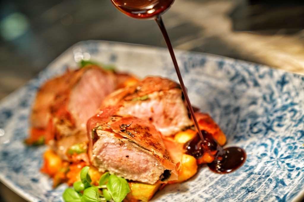 Vila Vita Rosenpark Marburg Eksteriør billede A meat dish being drizzled with a sauce