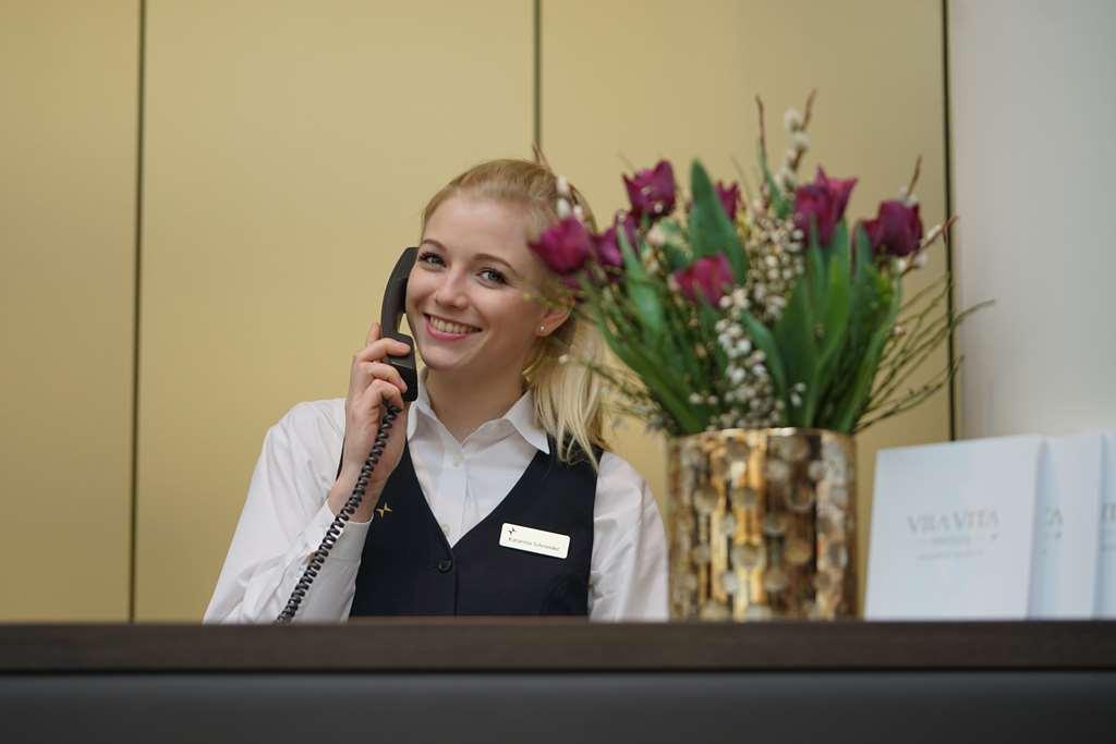 Vila Vita Rosenpark Marburg Interiør billede A receptionist at the front desk of a hotel