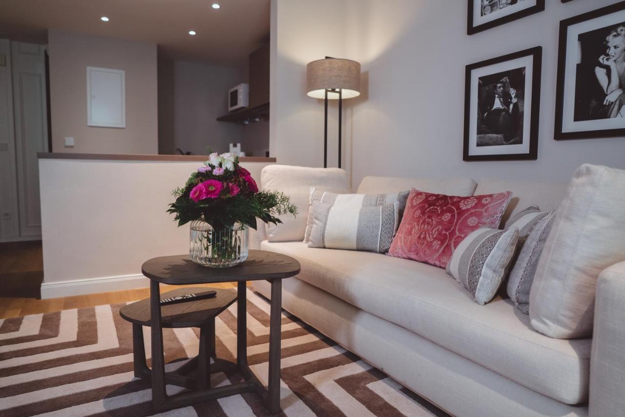 Vila Vita Rosenpark Marburg Eksteriør billede A living room in a serviced apartment in London