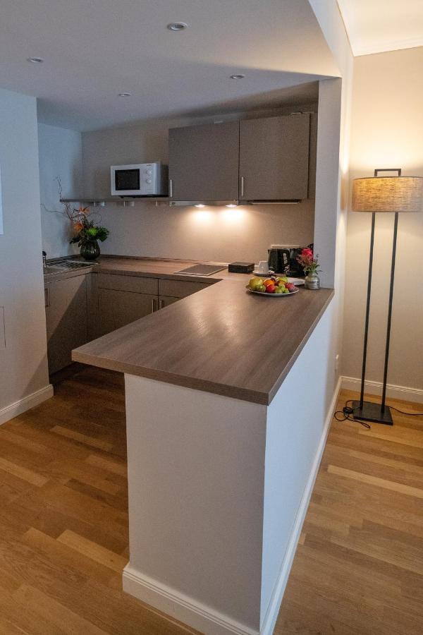 Vila Vita Rosenpark Marburg Eksteriør billede A small kitchen with a peninsula