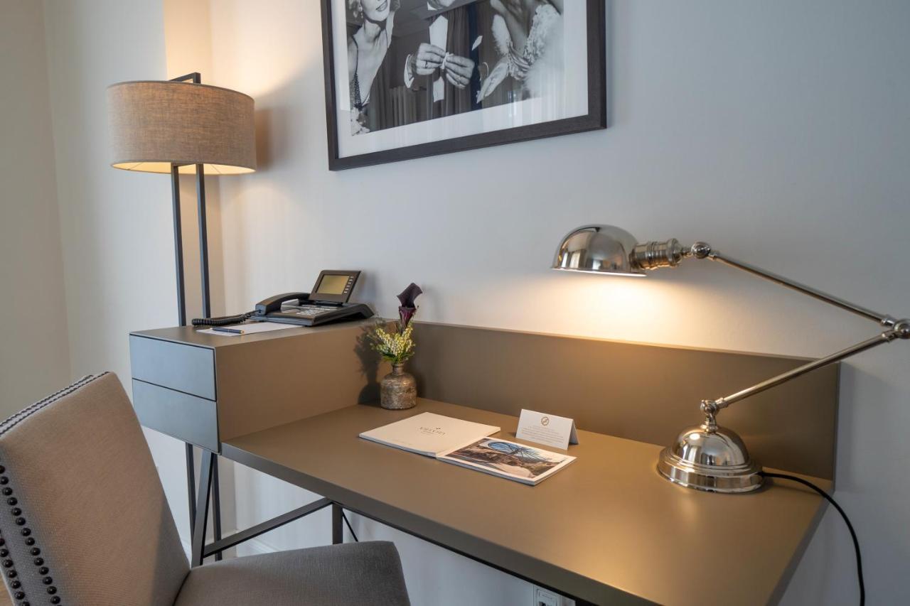 Vila Vita Rosenpark Marburg Eksteriør billede A desk with a lamp