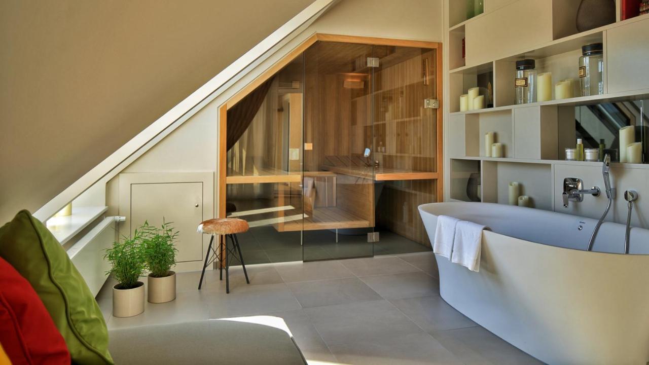 Vila Vita Rosenpark Marburg Eksteriør billede A modern bathroom with a shower and a bathtub