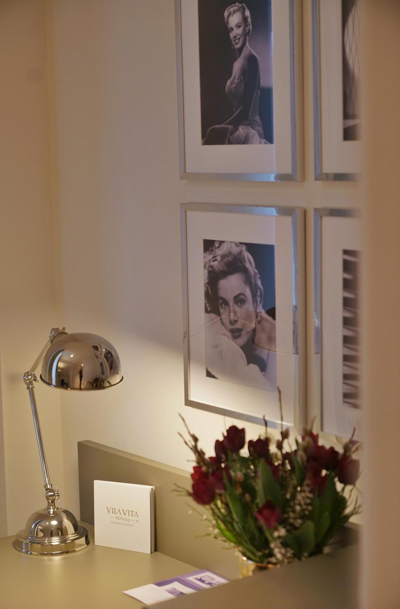 Vila Vita Rosenpark Marburg Værelse billede A photograph of Audrey Hepburn by Allan Allan Warren