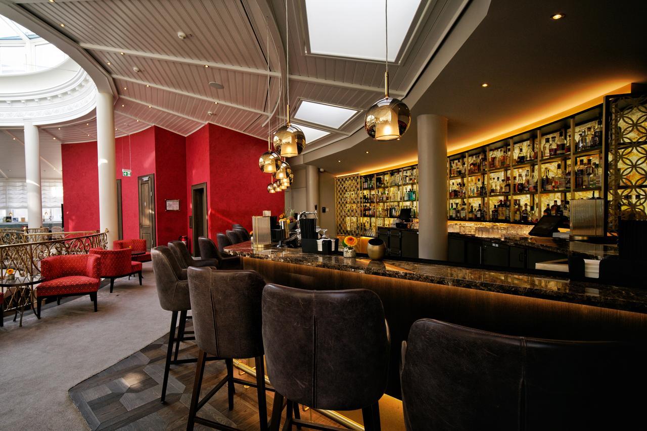 Vila Vita Rosenpark Marburg Eksteriør billede The bar at the 100 Queen's Gate